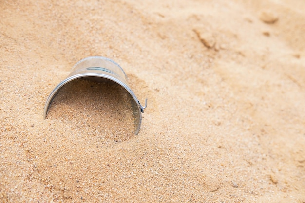 Seau dans le tas de sable