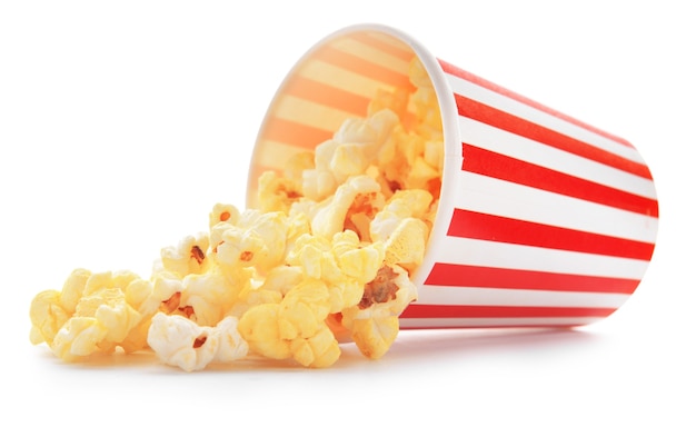 Seau avec du pop-corn savoureux sur blanc