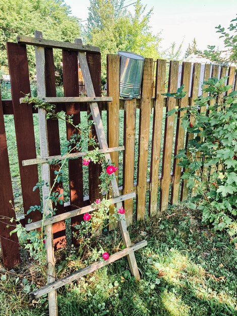 Un seau en fer sur une clôture dans le village