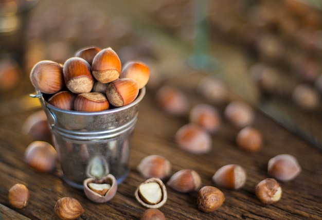 Seau à la noisette sur un fond en bois