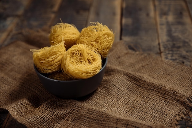 Seau à pâtes cuisson des pâtes sur fond noir