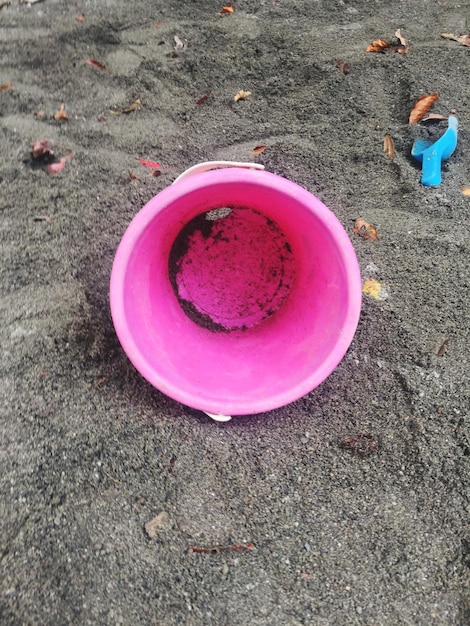 Photo un seau et une pelle à la plage