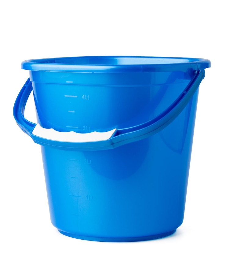 Photo seau en plastique bleu isolé sur fond blanc