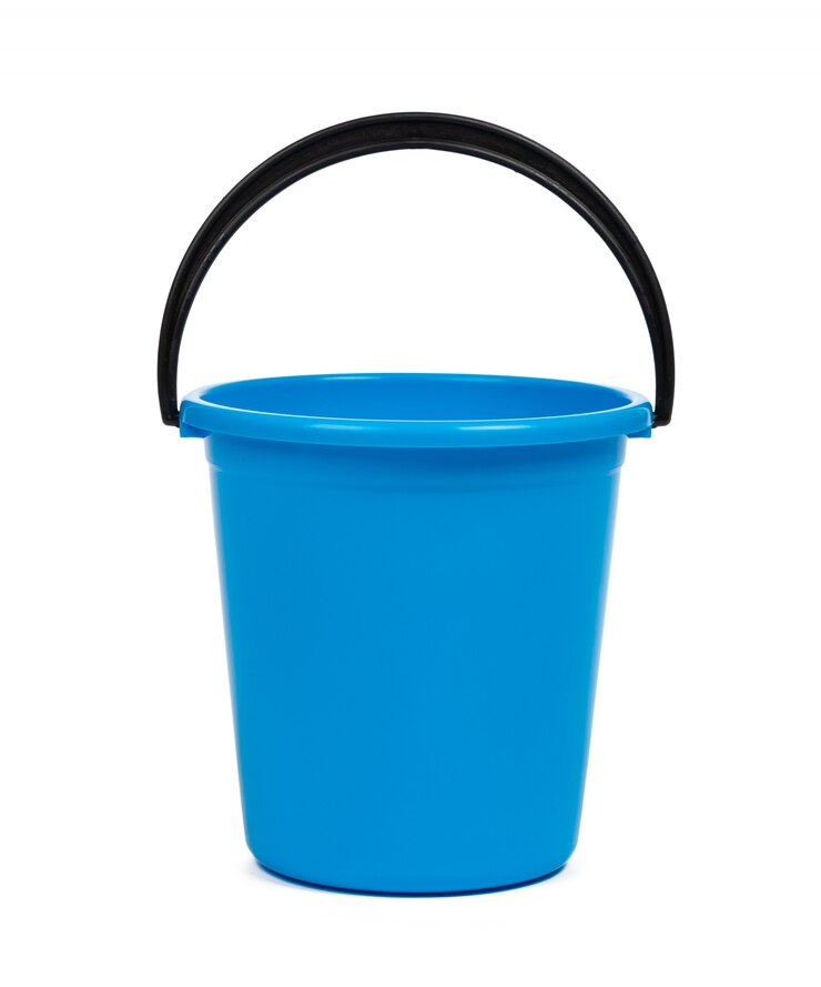 Photo seau en plastique bleu pour le nettoyage isolé sur blanc