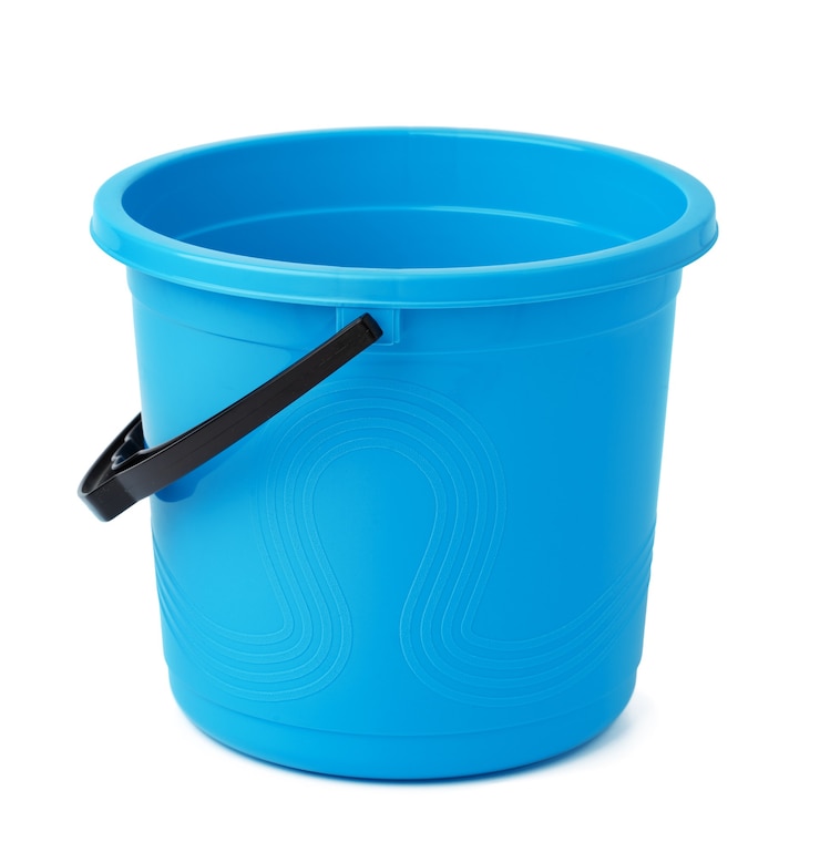 Photo seau en plastique unique isolé sur fond blanc