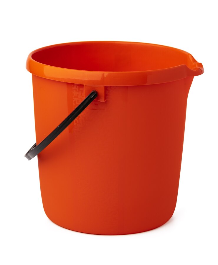 Photo seau en plastique unique isolé sur fond blanc