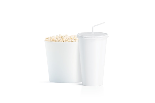 Seau de pop-corn blanc vierge avec tasse avec paille isolé