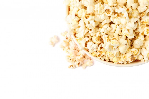 Seau à pop-corn isolé sur fond blanc