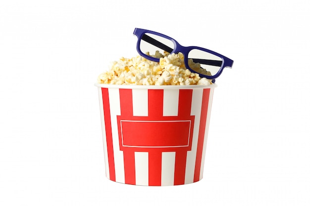 Seau avec pop-corn et lunettes 3d isolé sur blanc