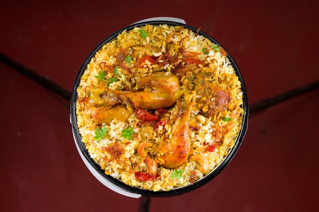 Seau de poulet Biryani Kerala dum poulet biryani disposés dans un récipient seau noir