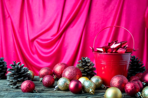 Seau rouge avec décor de Noël prop sur sol en bois