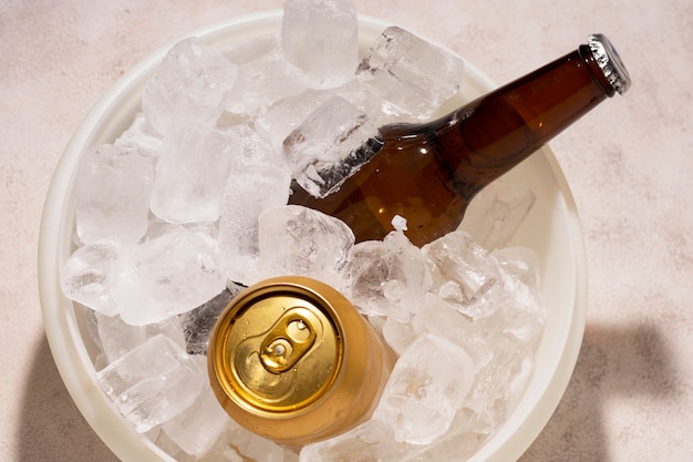 Seau Vue De Dessus Avec Des Glaçons Et De La Bière