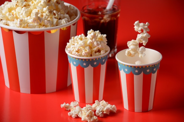 Seaux avec de délicieux pop-corn sur fond rouge "Flying" pop-corn