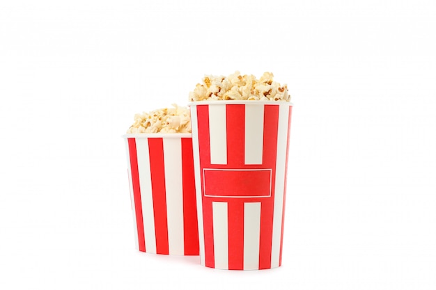 Seaux à rayures avec pop-corn isolé sur fond blanc