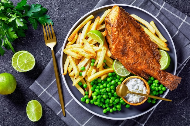 Sébaste sauté aux frites sauce tartare de petits pois