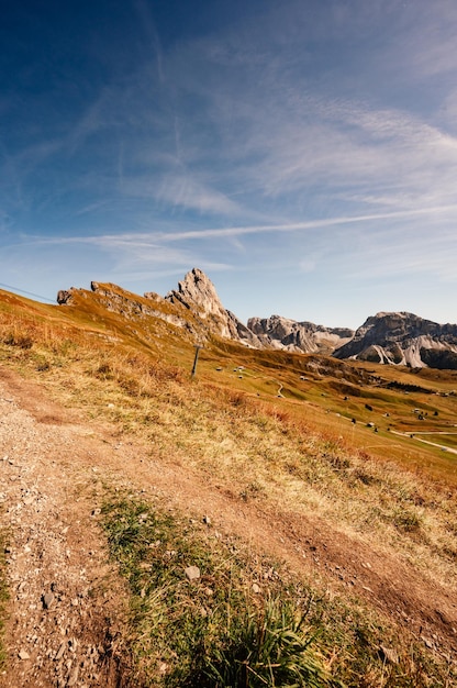 Photo seceda paysage majestueux de la nature d'automne rouge alpin seceda magnifique paysage naturel de randonnée dans les dolomites chalets en bois dans les dolomites chaîne de montagnes odle val gardena majestueux pic furchetta