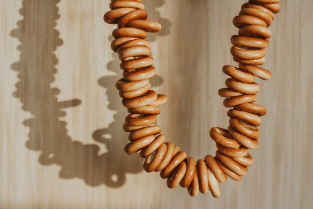 Séchage des bagels accrochés à une ficelle. Boulangerie traditionnelle russe