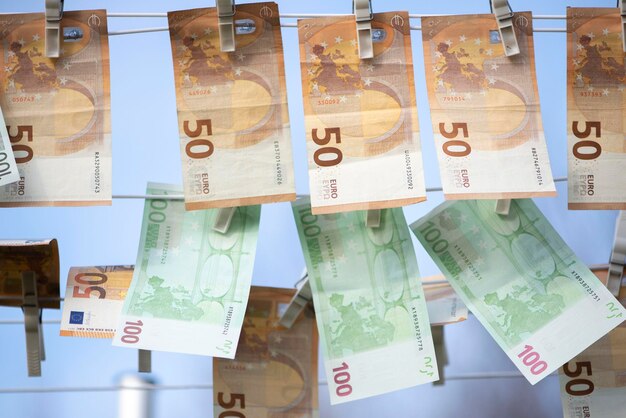 Séchage des billets de 100 et 50 euros billets de papier en euros lavés séchage de l'euro sur une chaîne blanchiment d'argent
