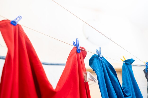 Séchage des vêtements suspendus dans le linge, suspendus après le lavage