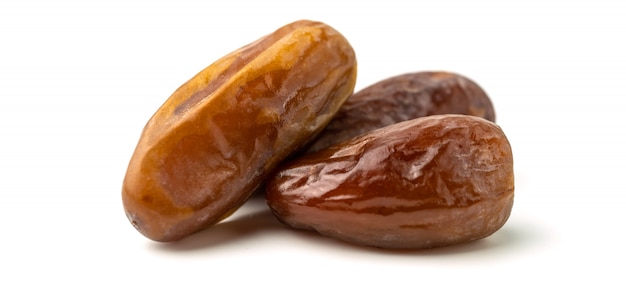 Séché de fruits de palmier doux dates sur fond blanc.