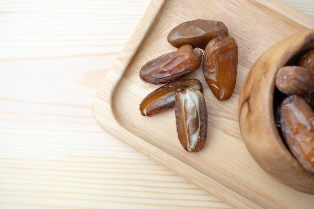 Séché de fruits de palmier doux dates sur plaque en bois.