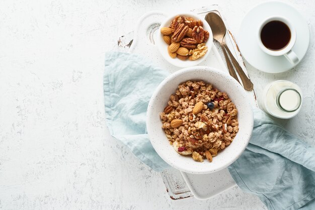 Photo sécher le granola dans un bol.