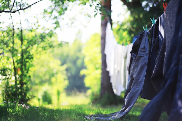 Sécher les vêtements à l'extérieur Vêtements sur une corde Pinces à linge sur une corde à linge en été