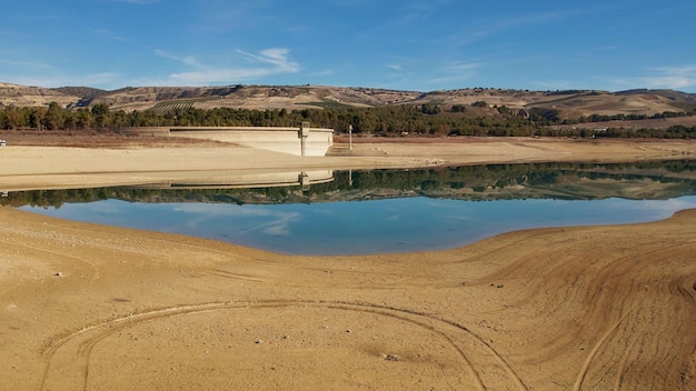 Sécheresse dans le réservoir. Réserves d'eau épuisées dans le réservoir. Grenade. Espagne.