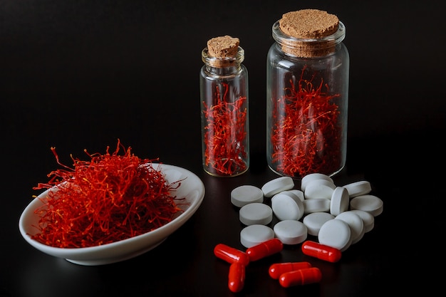 Séchez les fils et les pilules de safran. L'utilisation du safran en médecine.
