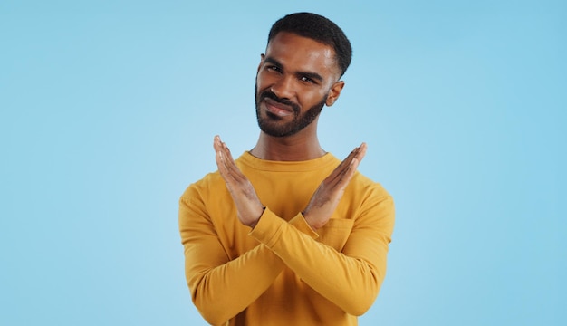 Secouer la tête non et le visage d'un homme avec arrêt rejet et déception sur un fond de studio triste en colère et portrait d'une personne avec un geste de protestation désapprobation ou refus avec maquette