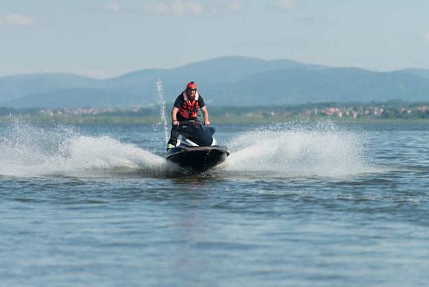 Un secouriste conduit avec un jet ski à la recherche d'une personne disparue