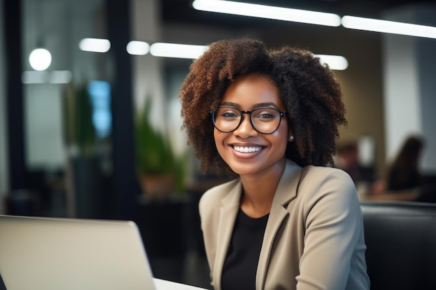 la secrétaire de beauté souriante travaillant sur un ordinateur portable dans le bureau en arrière-plan