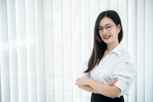 Secrétaire belle fille sur le bureau dans le bureau de l'entreprise