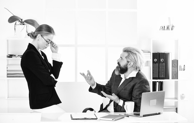 Secrétaire de bureau Patron directeur directeur Rapport d'activité Entreprise prospère Couple d'affaires travaillant Couple au bureau Répartir les obligations et organiser l'équipe de travail Homme et femme Construire une carrière