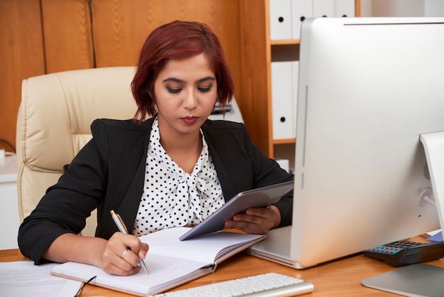 Secrétaire faisant son travail au bureau