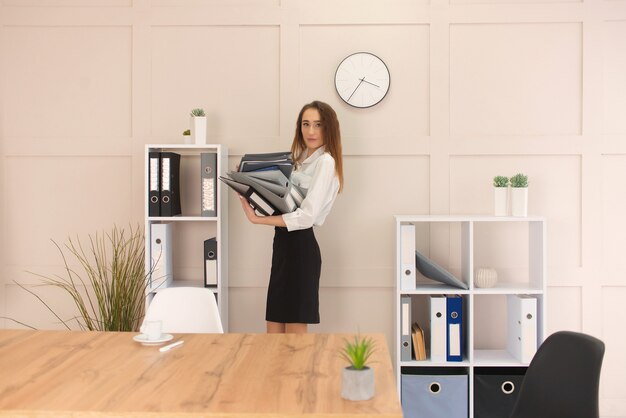 Secrétaire de femme d'affaires avec des documents dans les mains du dossier du gestionnaire.