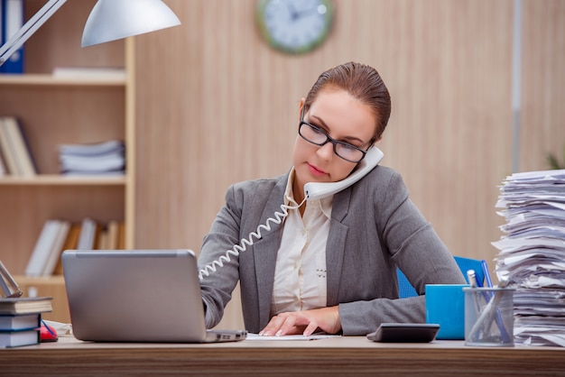 Secrétaire femme occupée, stressante et stressée au bureau