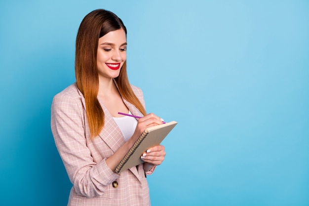 secrétaire fille focalisée positive écrire le cahier de présentation de démarrage