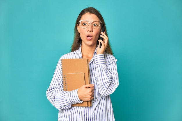 Secrétaire occupé sur appel téléphonique studio shot