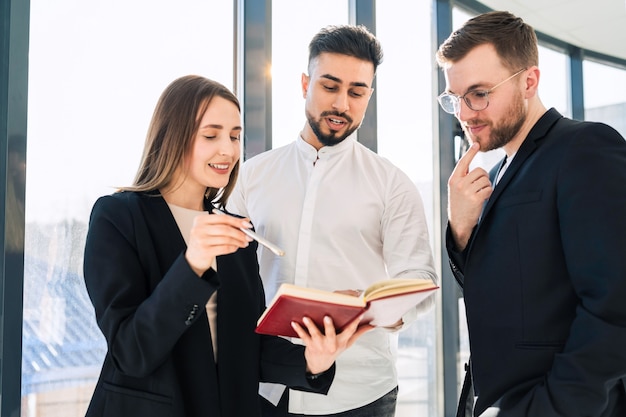 Le secrétaire présente le rapport sur le travail effectué