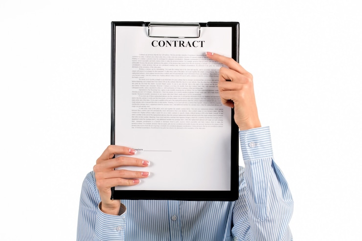 Photo secrétaire se cachant le visage derrière le presse-papiers. le presse-papiers couvre le visage de l'employée. tout ce que tu as besoin de savoir. visage du partenariat moderne.