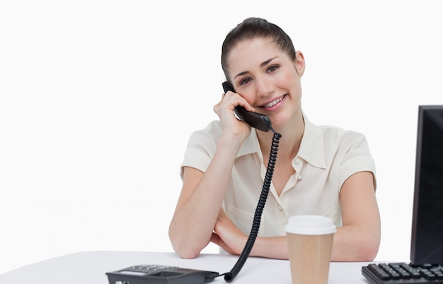 Secrétaire souriant répondant au téléphone