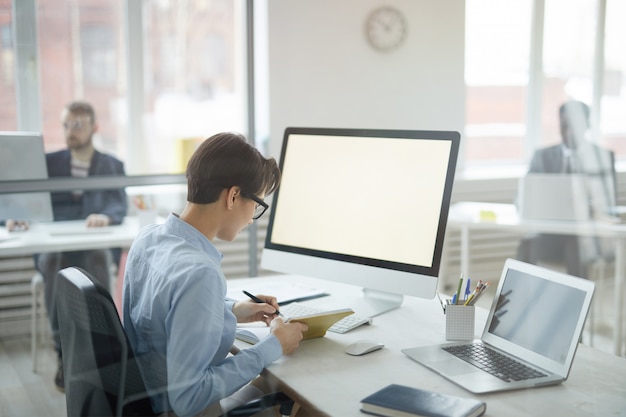 Secrétaire travaillant au bureau