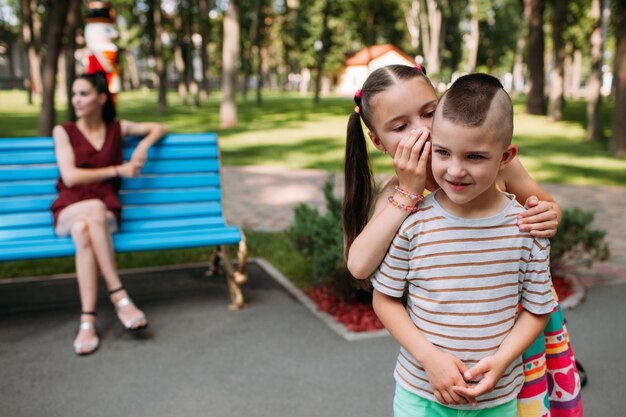 secrets d'enfants derrière le dos de la mère