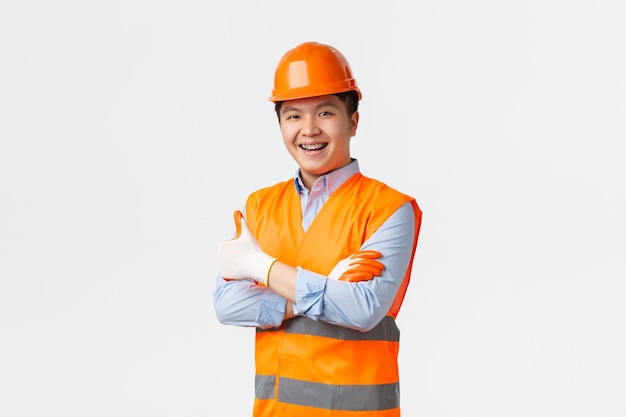 Le secteur du bâtiment et les travailleurs industriels concept confiant jeune ingénieur asiatique directeur de la construction i ...