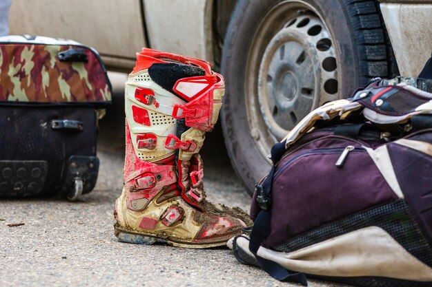 Photo section basse de chaussures dans la rue