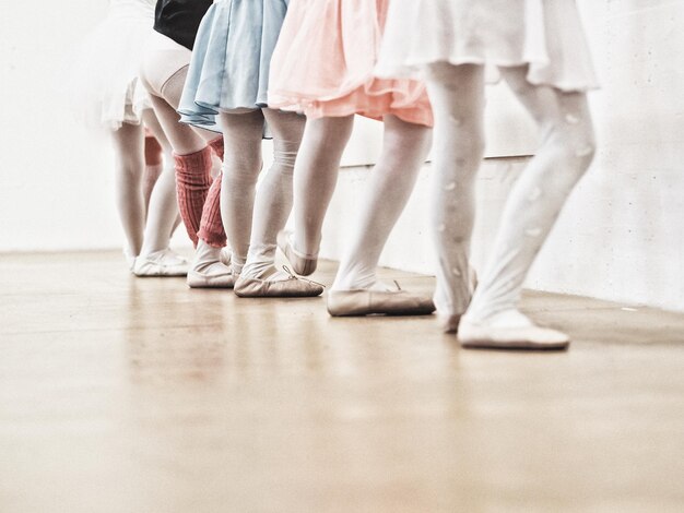 Photo section basse de danseurs de ballet s'entraînant en studio