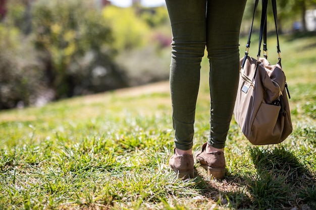 Photo section basse d'une femme debout sur l'herbe