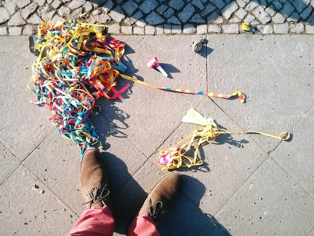 Section basse d'une femme debout sur un trottoir