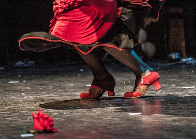 Photo section basse d'une femme en talons hauts la nuit